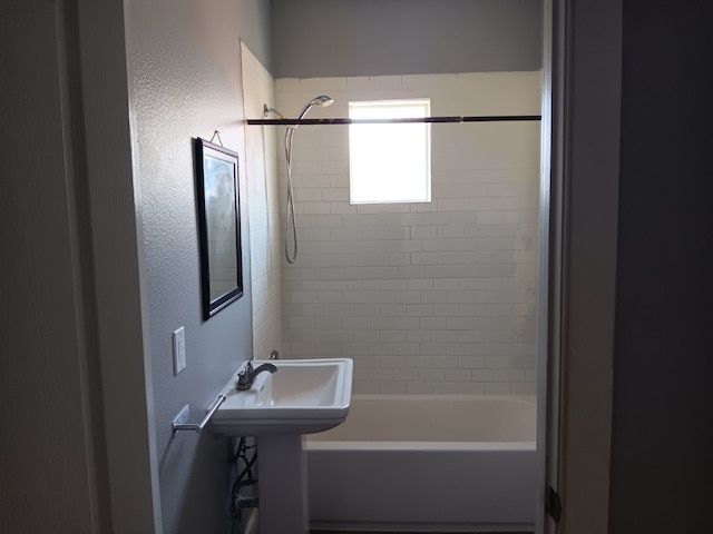 bathroom featuring tiled shower / bath