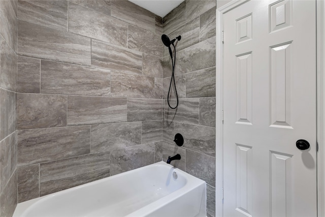 bathroom featuring tiled shower / bath