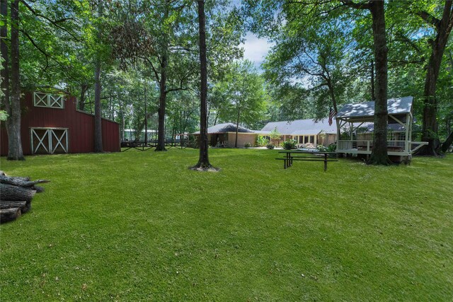 view of yard featuring an outbuilding