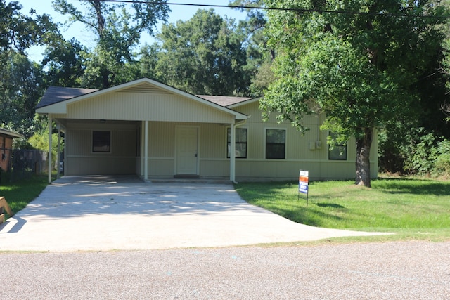 view of front facade featuring a carport and a front yard