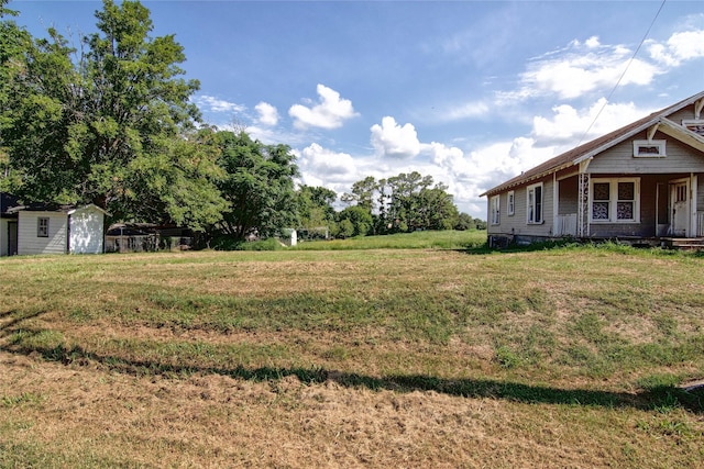 view of yard featuring a storage unit