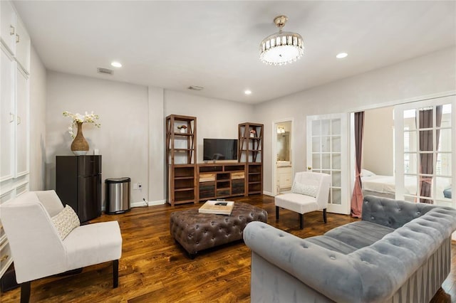 living room featuring recessed lighting, visible vents, baseboards, and wood finished floors