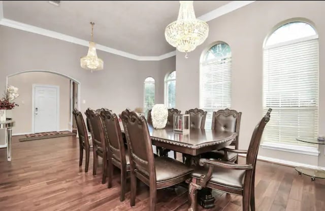 dining room featuring crown molding, a notable chandelier, and hardwood / wood-style floors