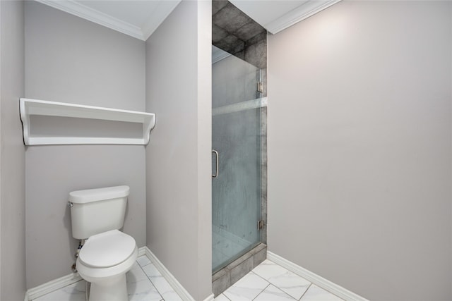 bathroom featuring a shower with door, crown molding, tile flooring, and toilet