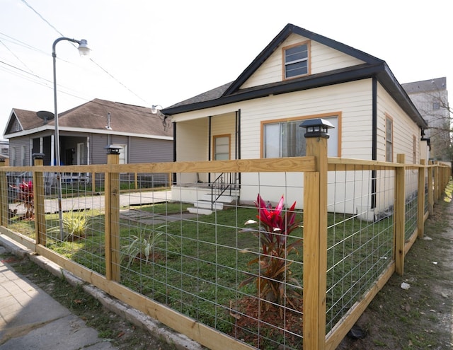 view of front facade featuring a front yard