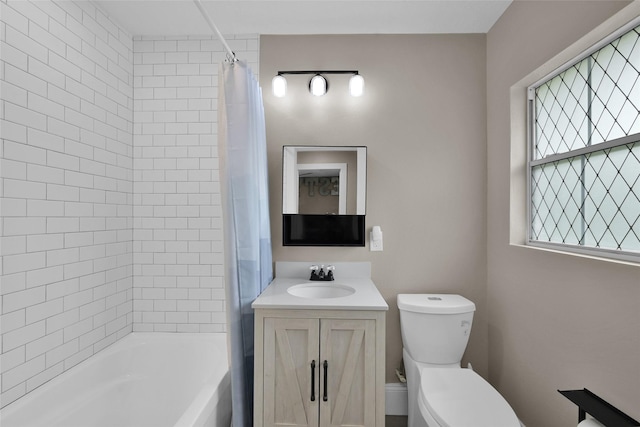 full bathroom featuring shower / tub combo with curtain, vanity, and toilet