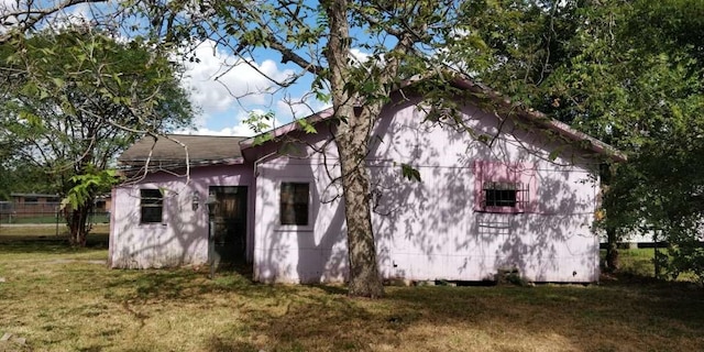 view of side of property featuring a lawn