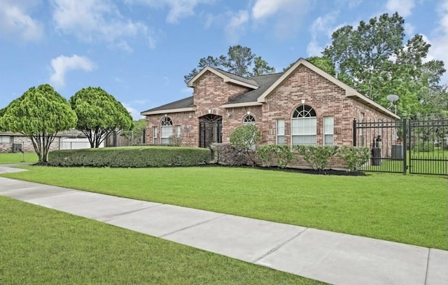 view of front of house featuring a front lawn