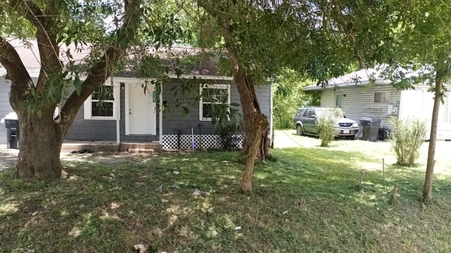 view of front facade with a porch and a front lawn