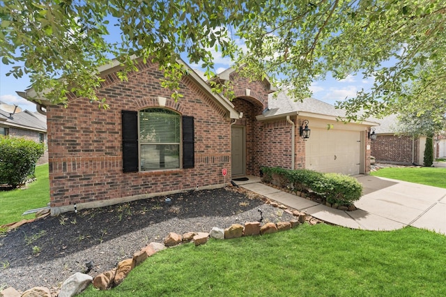 view of front of home featuring a front yard and a garage