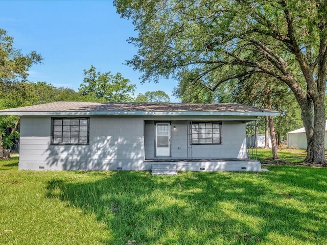 view of front of property with a front lawn