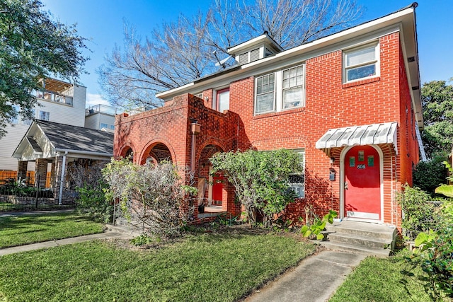 view of front of house with a front lawn