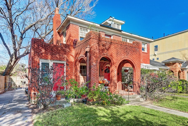 view of front of property with a front lawn