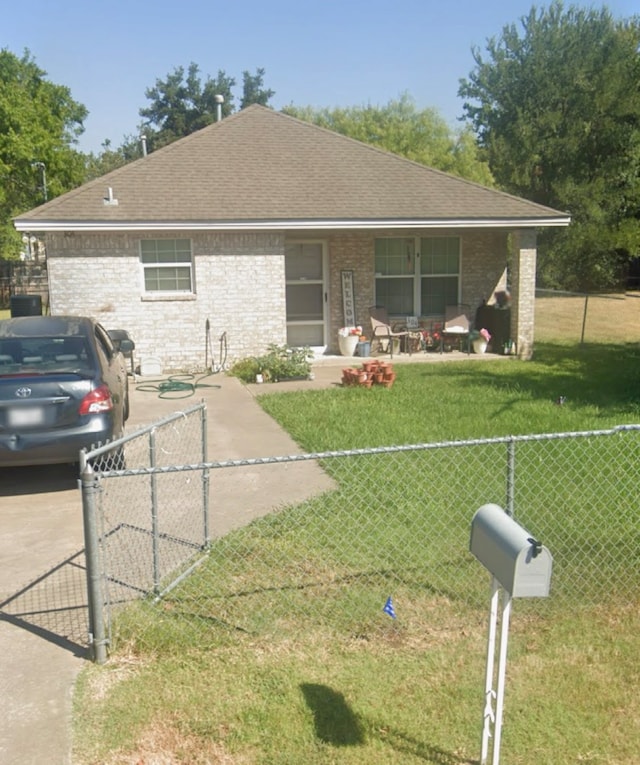 ranch-style house featuring a front yard