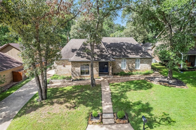 view of front of property featuring a front lawn