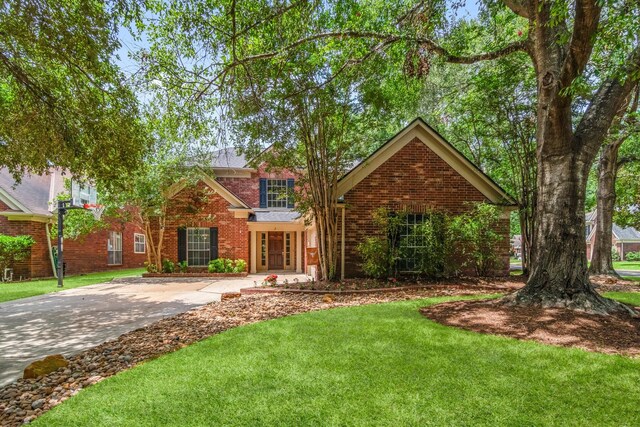 view of front of home featuring a front yard