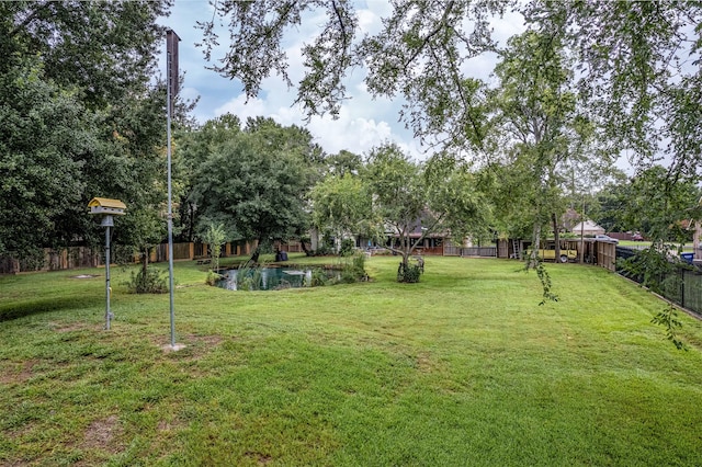 view of yard featuring a water view