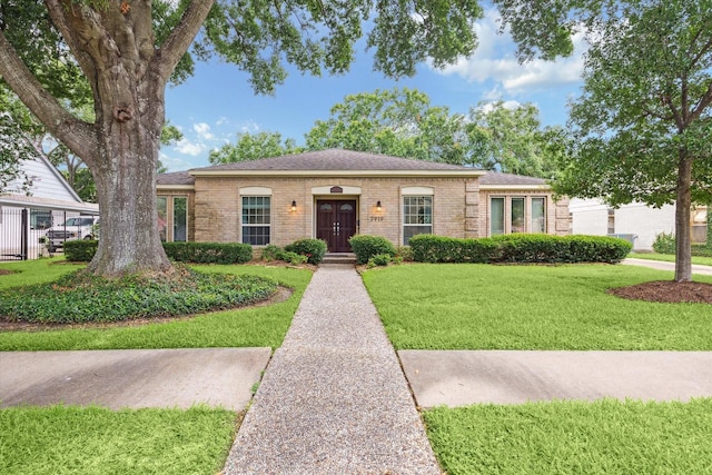 single story home with a front yard