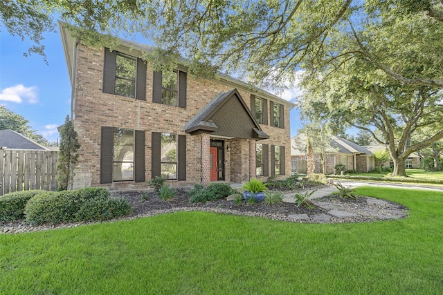 view of front of property featuring a front lawn