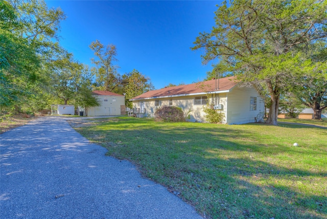 ranch-style house featuring a front lawn