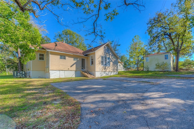 exterior space with a yard