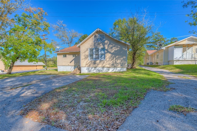 view of front facade featuring a front lawn