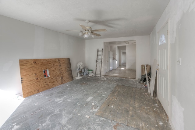 empty room with ceiling fan