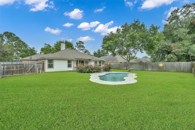 view of yard featuring a fenced in pool