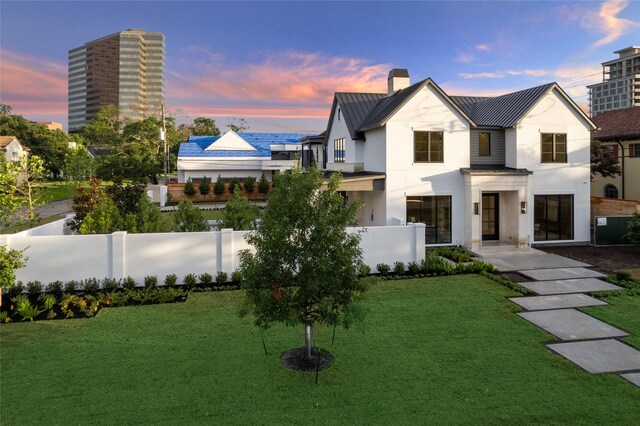 view of front of house featuring a lawn