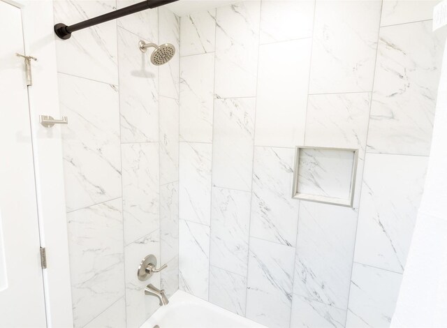 bathroom featuring tiled shower / bath combo