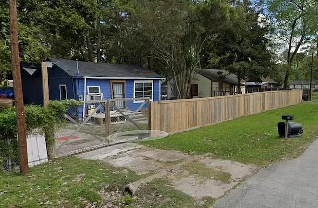 view of front of house featuring a front lawn