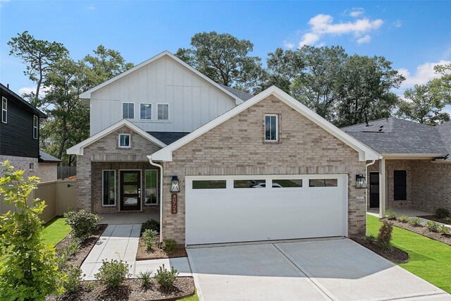 craftsman house featuring a garage