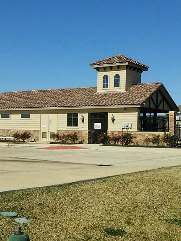 view of front of house featuring a front lawn