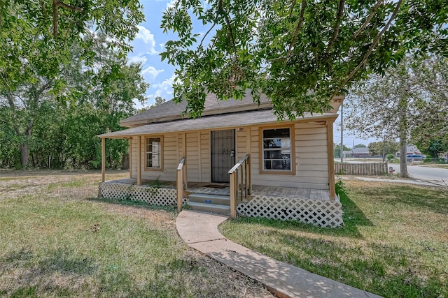 view of front facade featuring a front yard and covered porch