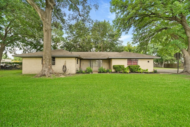 view of front of property featuring brick siding, a front yard, and fence