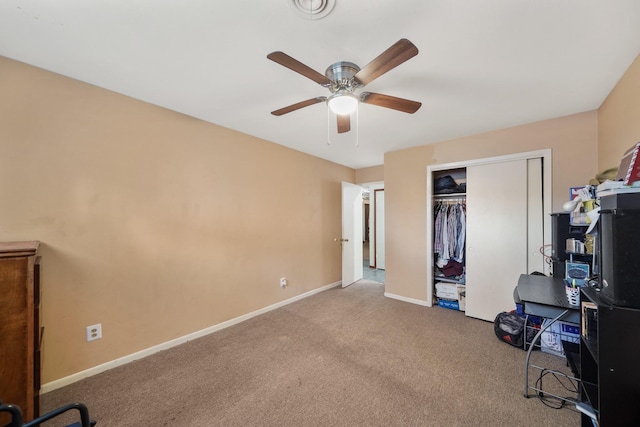 unfurnished bedroom featuring a ceiling fan, a closet, carpet flooring, and baseboards