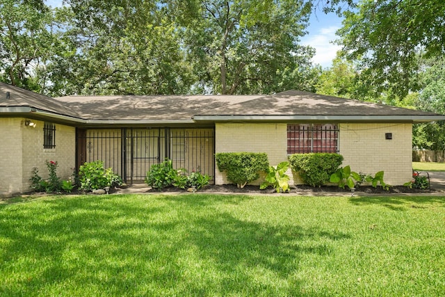 view of front of house with a front lawn and brick siding