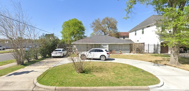 exterior space featuring a front yard