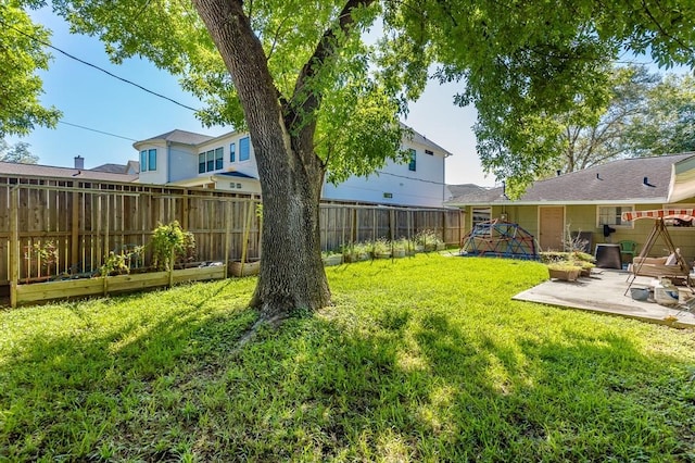 view of yard featuring a patio area