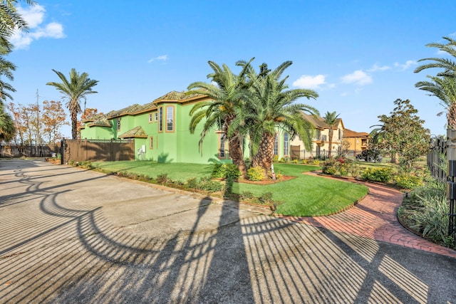 view of front of property with a front yard