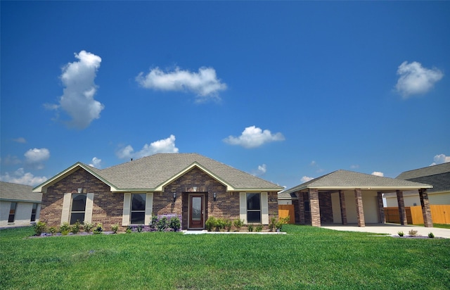 ranch-style home featuring a front lawn