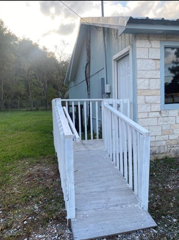 view of side of property featuring a lawn