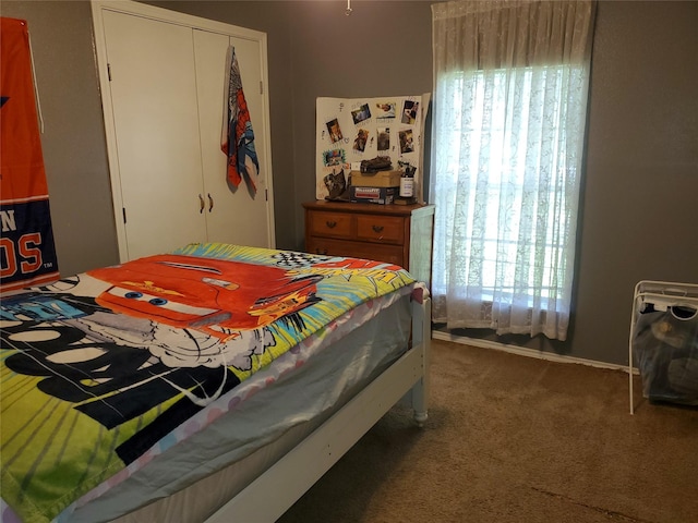 bedroom featuring carpet flooring and a closet