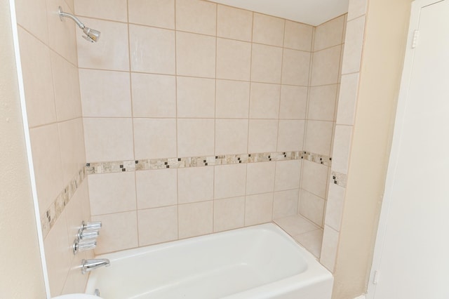 bathroom with tiled shower / bath combo