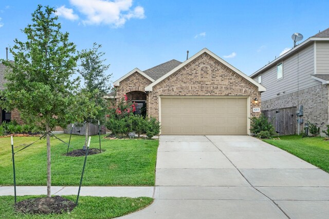 view of front of home featuring a garage and a front yard