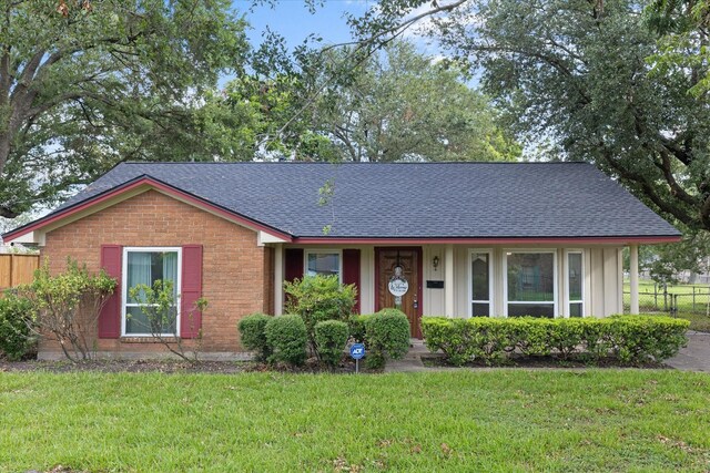 ranch-style home featuring a front yard