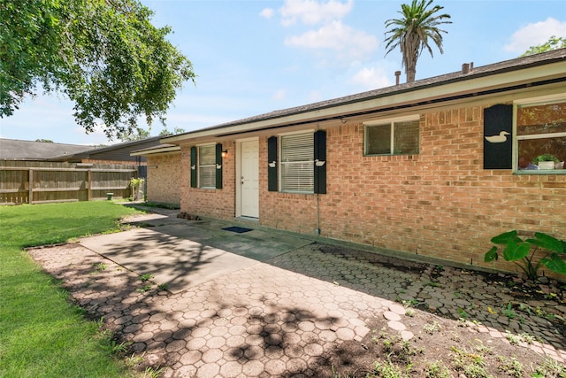 view of front of house featuring a patio and a front yard