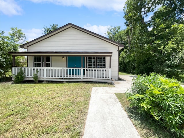 view of front of house with covered porch and a front lawn