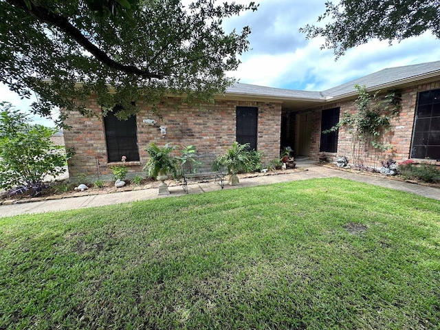 single story home with a front lawn