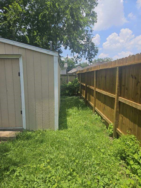 view of yard featuring a storage unit